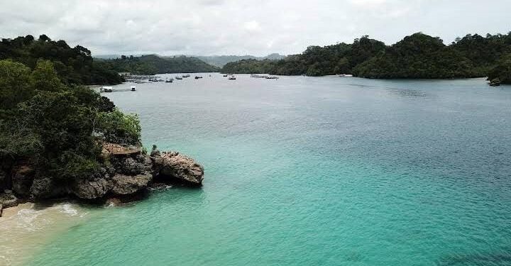 Ilustrasi daftar wisata pantai di Kabupaten Malang.
