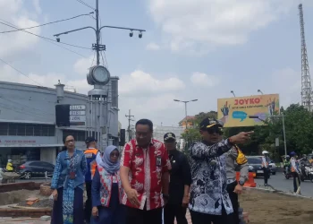 Pj Wali Kota Malang, Wahyu Hidayat, melakukan tinjauan langsung ke pembangunan taman median di Simpang PLN.