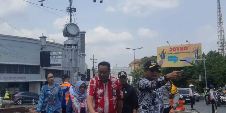 Pj Wali Kota Malang, Wahyu Hidayat, melakukan tinjauan langsung ke pembangunan taman median di Simpang PLN.