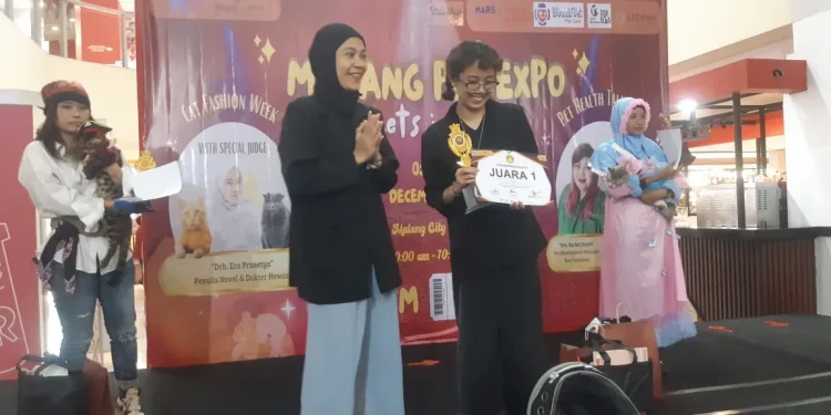 Penetapan pemenang fashion show hewan dalam Malang Pet Expo.