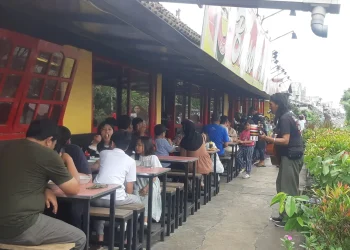 Suasana Bakso Presiden saat kereta api melintas. (
