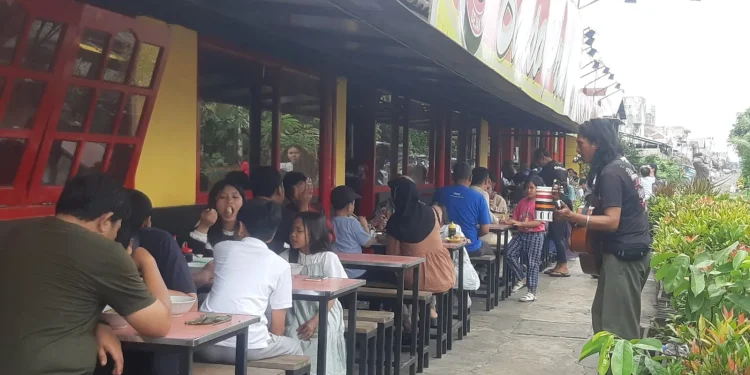 Suasana Bakso Presiden saat kereta api melintas. (