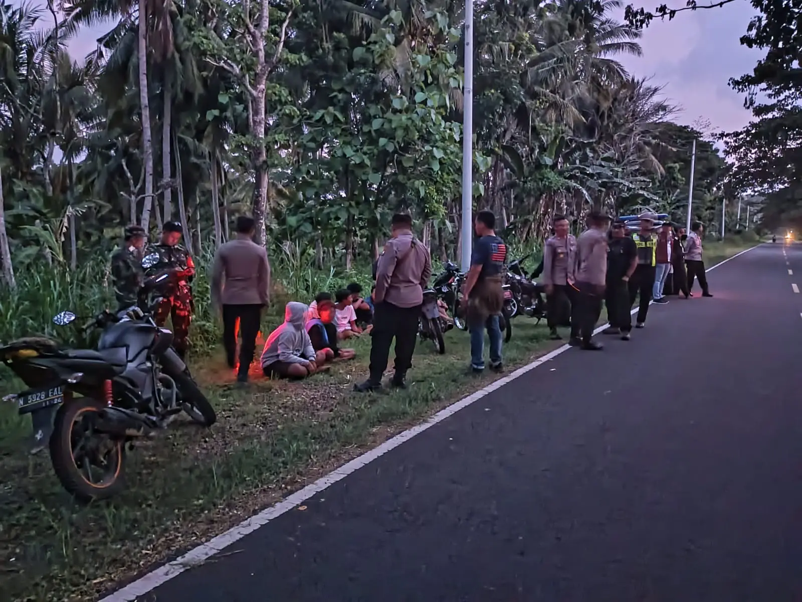 Petugas melakukan pembinaan pada sebelas remaja yang mengikuti balap liar di JLS.