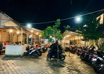 Suasana Ngesis Caffe saat malam hari.