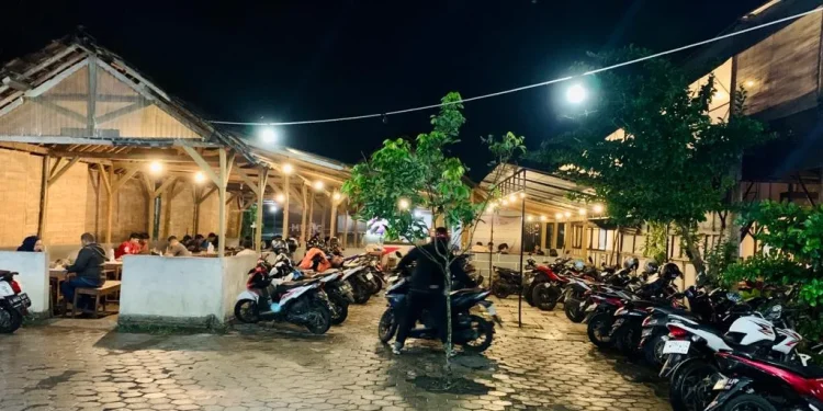 Suasana Ngesis Caffe saat malam hari.