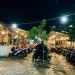 Suasana Ngesis Caffe saat malam hari.