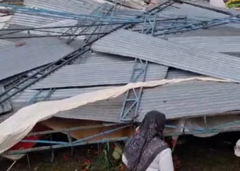 Tampak sejumlah terop dan perangkat venue di Festival Desa Sumbergondo porak-poranda akibat diterjang hujan badai pada Selasa (5/12/2023).