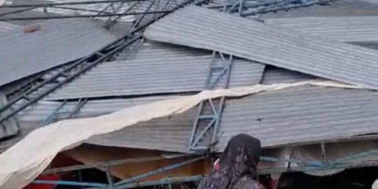 Tampak sejumlah terop dan perangkat venue di Festival Desa Sumbergondo porak-poranda akibat diterjang hujan badai pada Selasa (5/12/2023).