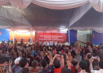 Presiden Jokowi saat berada di Gudang Bulog Kota Malang.
