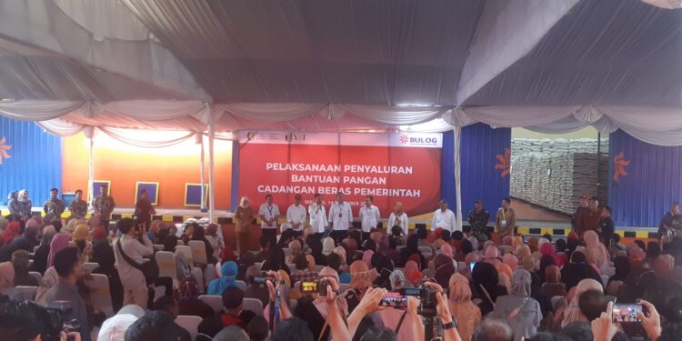 Presiden Jokowi saat berada di Gudang Bulog Kota Malang.