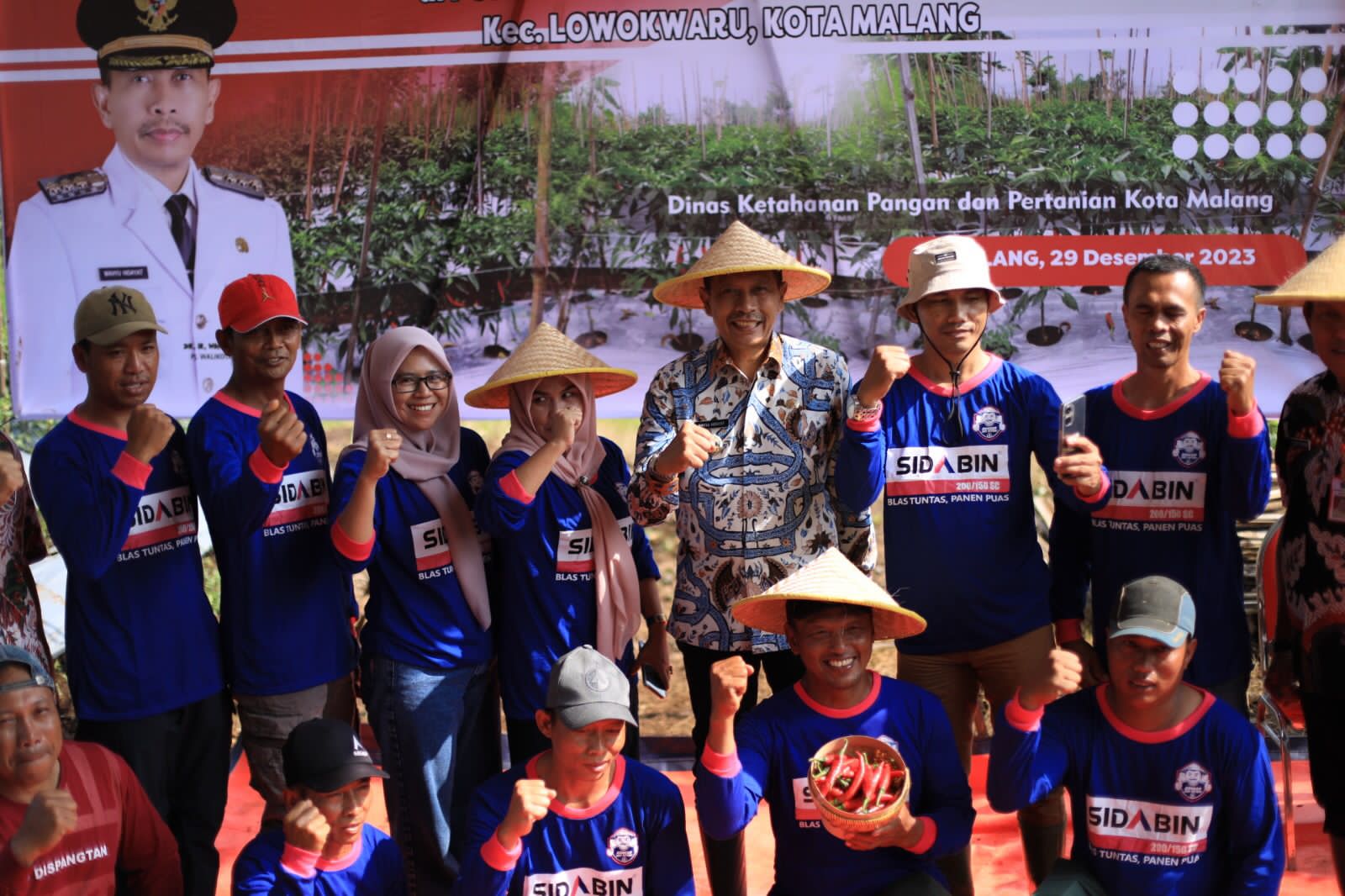 Pj Wali Kota Malang, Dr. Ir. Wahyu Hidayat, MM, foto bersama dengan para petani di Lowokwaru. 
