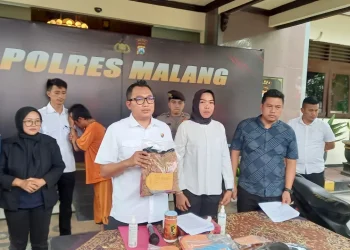 Kasatreskrim Polres Malang menunjukkan barang bukti pencabulan yang diamankan.