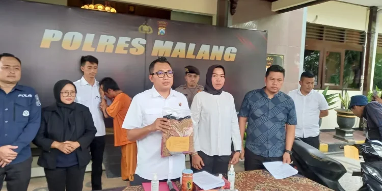 Kasatreskrim Polres Malang menunjukkan barang bukti pencabulan yang diamankan.