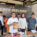 Kasatreskrim Polres Malang menunjukkan barang bukti pencabulan yang diamankan.