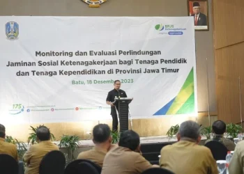 Kepala Dinas Pendidikan Jatim dan sekaligus Pj Wali Kota Batu, Aries Agung Paewai saat memberi sambutan terkait pentingnya jaminan sosial dan ketenagakerjaan bagi guru.