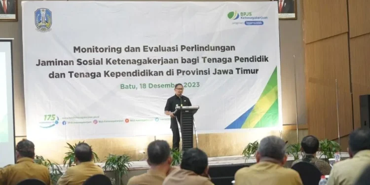 Kepala Dinas Pendidikan Jatim dan sekaligus Pj Wali Kota Batu, Aries Agung Paewai saat memberi sambutan terkait pentingnya jaminan sosial dan ketenagakerjaan bagi guru.