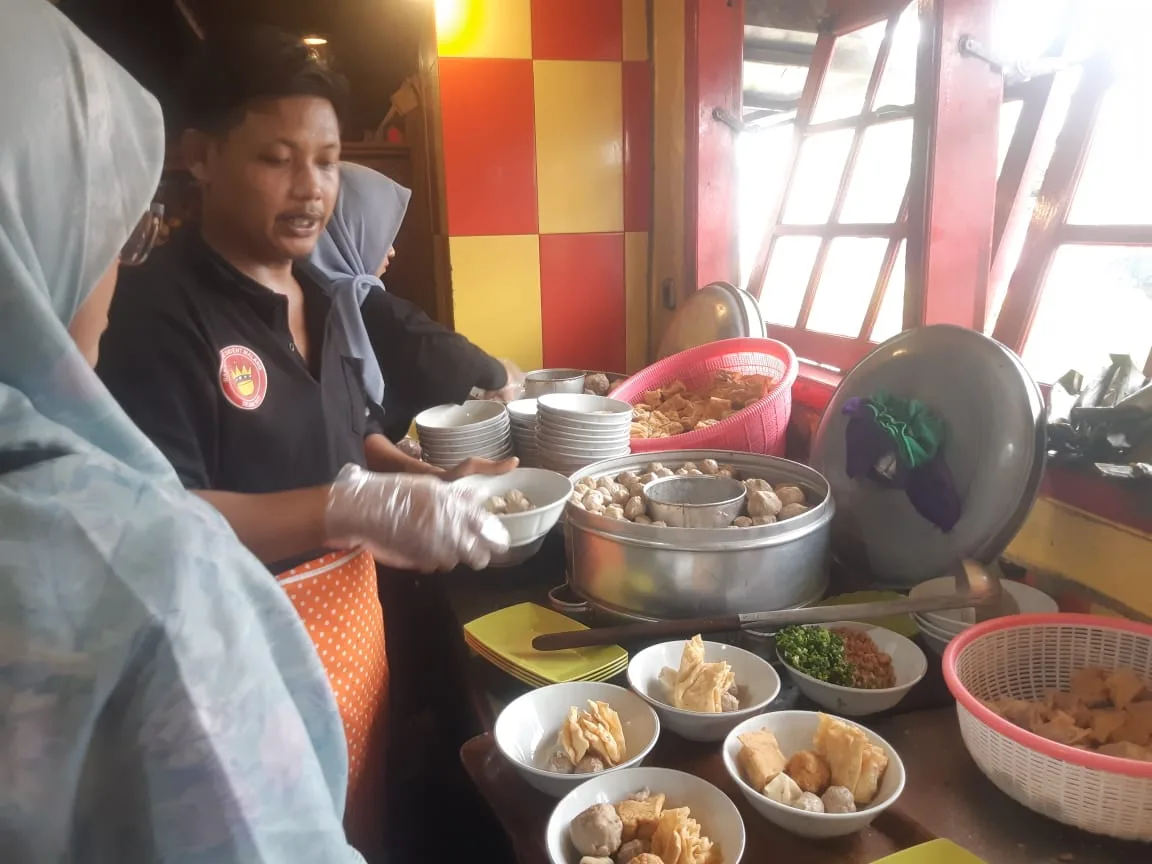 Kuliner bakso legendaris di Bakso Presiden Kota Malang.