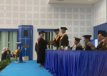 Pengukuhan salah satu guru besar oleh Direktur Polinema Supriatna Adhisuwignjo.