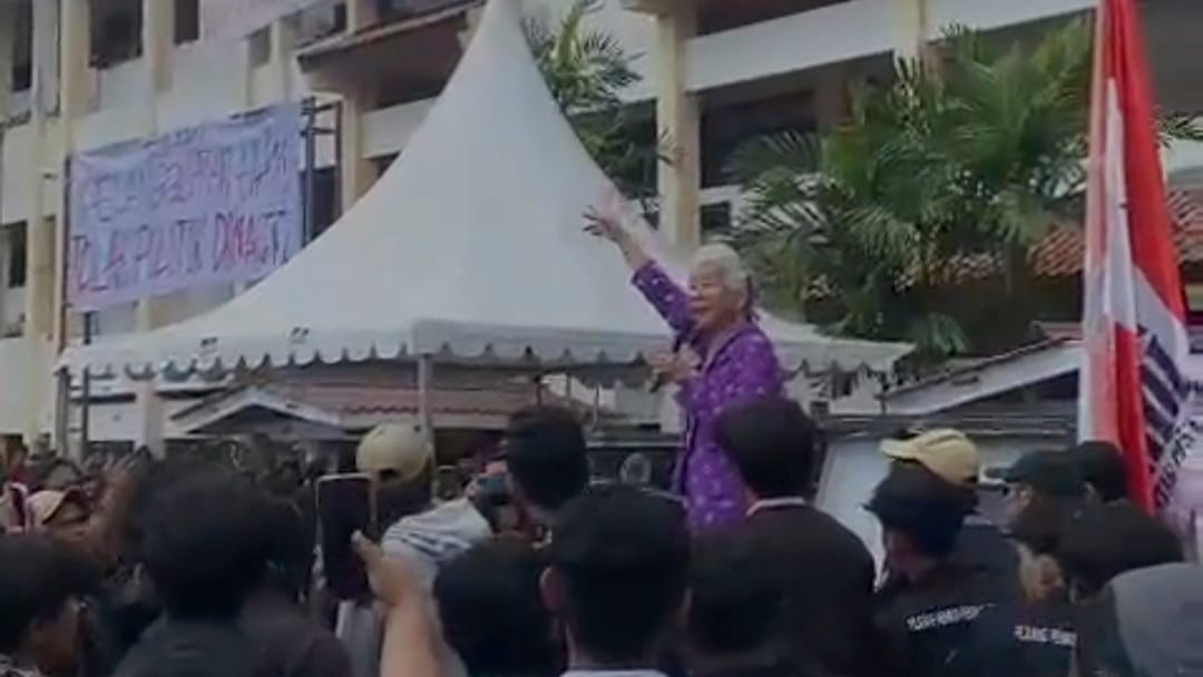 Tokoh aktivis dan budayawan senior di Kota Batu, Agung Shinta, saat berorasi di hadapan ribuan massa aksi demonstrasi di Universitas 17 Agustus (Untag), Surabaya pada Rabu (6/12/2023). 
