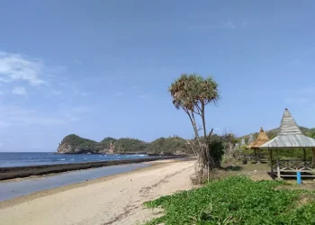 Keindahan Pantai Jolangkung yang masih alami.