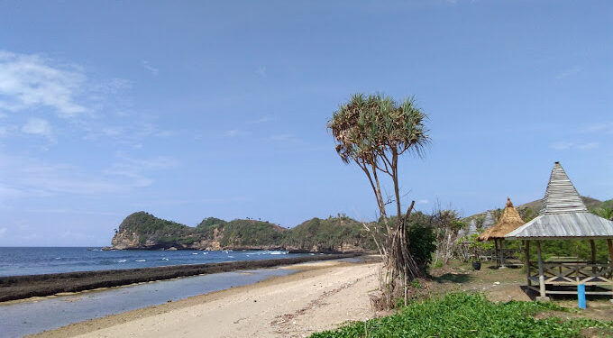 Keindahan Pantai Jolangkung yang masih alami.