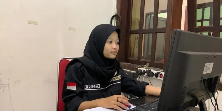 Bunga Gadis mahasiswa magang MBKM Unisri.