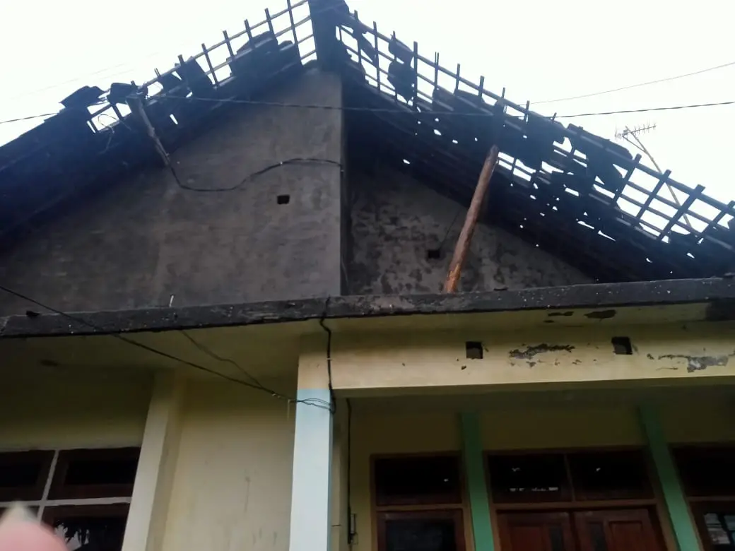 Atap rumah warga terbang diterpa angin kencang.