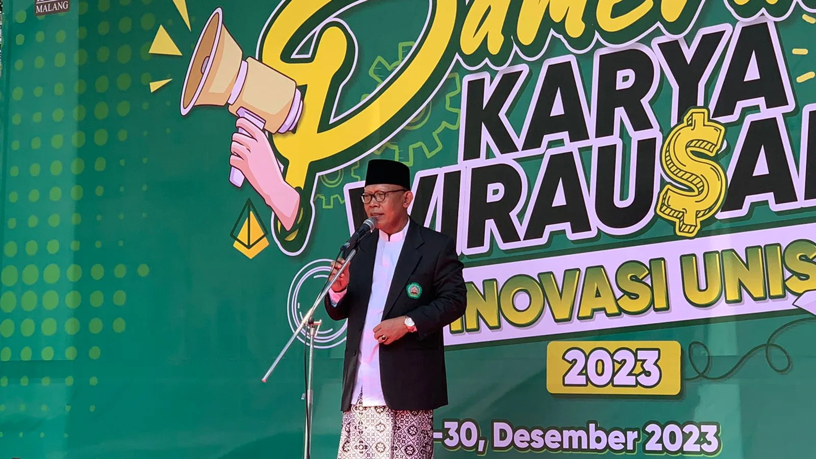 Rektor Unisma, Prof Dr Maskuri MSi, saat memberikan sambutan di acara pameran karya wirausaha dan inovasi. 