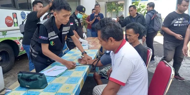 Petugas mengecek kesehatan para sopir di Terminal Talangagung.