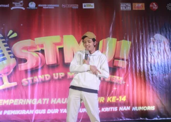 Komika Wawan Saktiawan saat membuat acara STMJ pecah di Haul Gus Dur ke-14.
