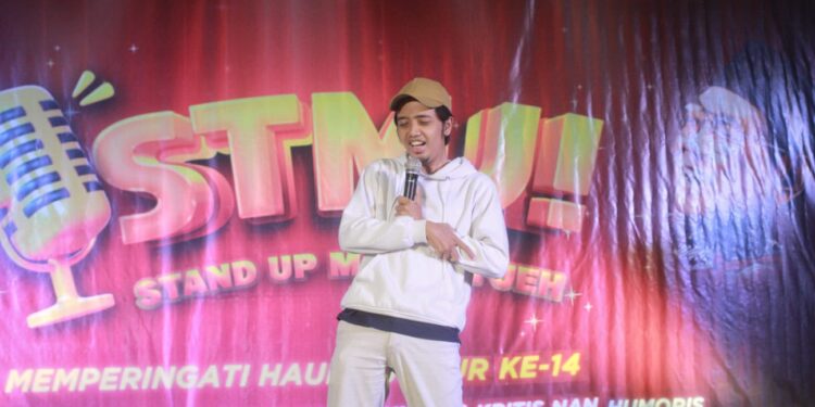 Komika Wawan Saktiawan saat membuat acara STMJ pecah di Haul Gus Dur ke-14.