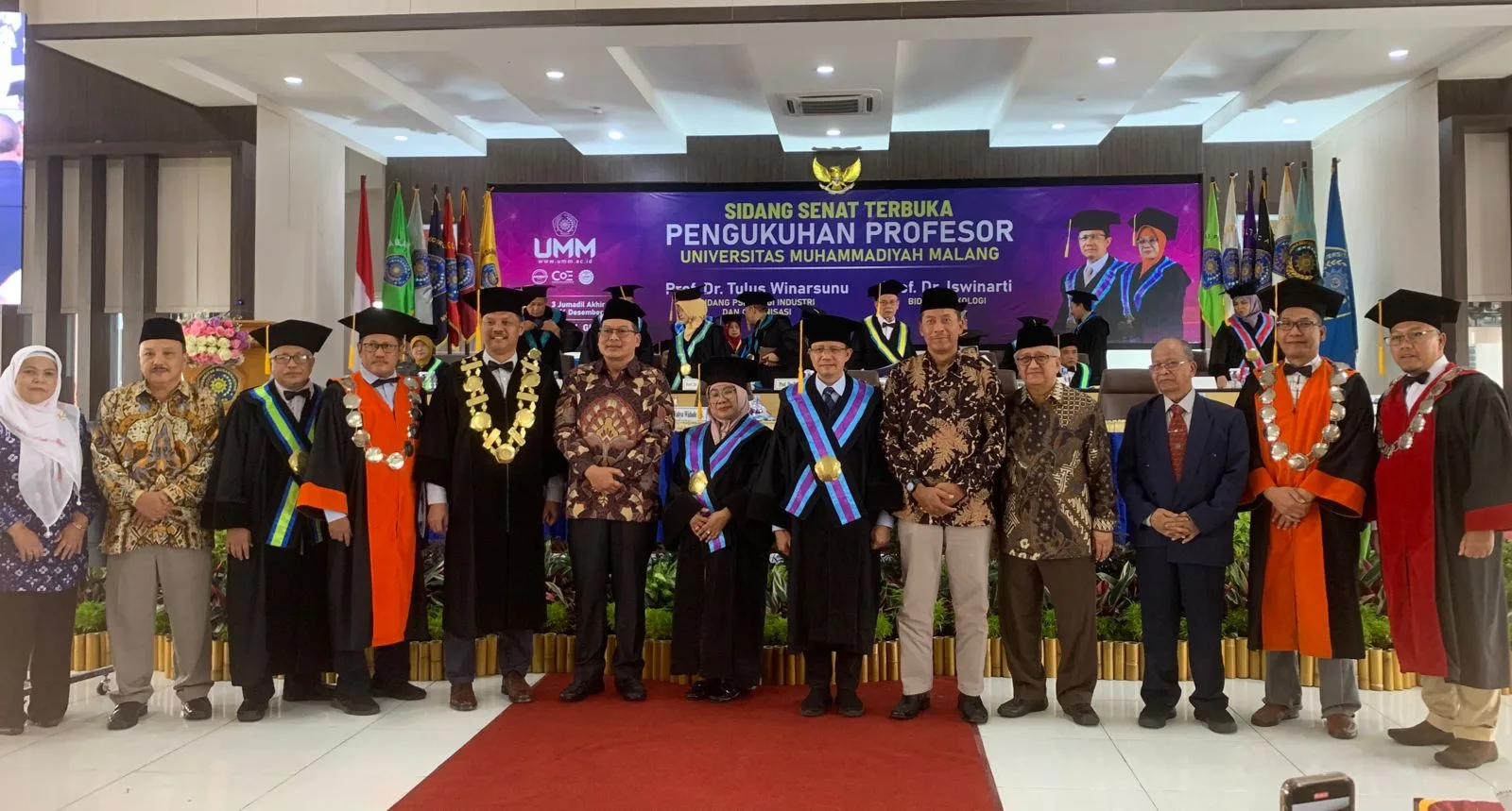 Foto bersama kedua guru besar beserta jajaran pimpinan, kepala daerah dan jajaran terkait lainnya. 
