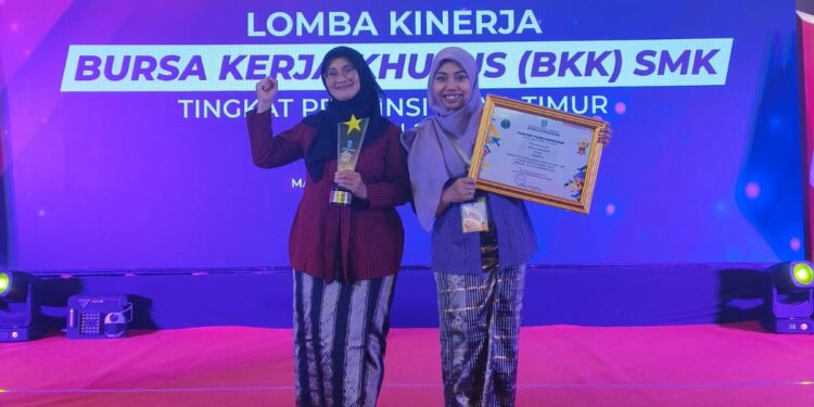 SMKN 2 Malang sukses raih juara 1 di Lomba BKK tingkat provinsi Jatim dengan ditandai penyerahan piagam penghargaan secara simbolis di Harris Hotel and Convention Malang.