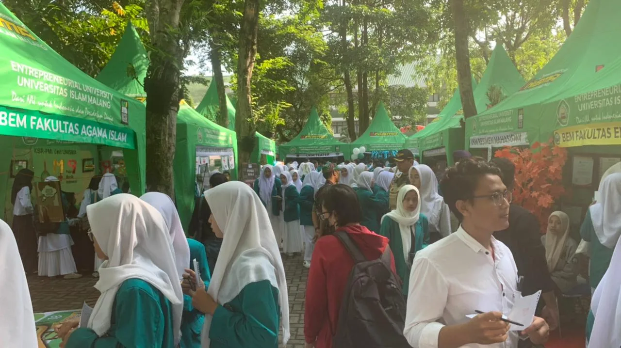 Suasana expo kreativitas dan prestasi Unisma