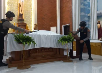 Polisi melakukan pemeriksaan dengan menggunakan metal detector.