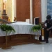 Polisi melakukan pemeriksaan dengan menggunakan metal detector.