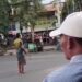 Seorang ODGJ acungkan celurit di jalanan depan Pasar Besar Kota Malang.