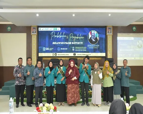 Foto bersama di acara Pengukuhan dan Pembekalan relawan pajak Unisma.