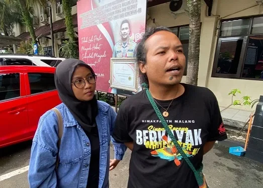 Siska dan suaminya saat berada di Mapolresta Malang Kota.