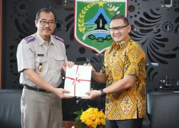 Pj Wali Kota Batu, Aries Agung Paewai, menerima sertifikat tanah aset dari Kepala Kantor Pertanahan, Kresna Fitriansyah, di Ruang Kerja Wali Kota Batu, Selasa (30/1/2024).