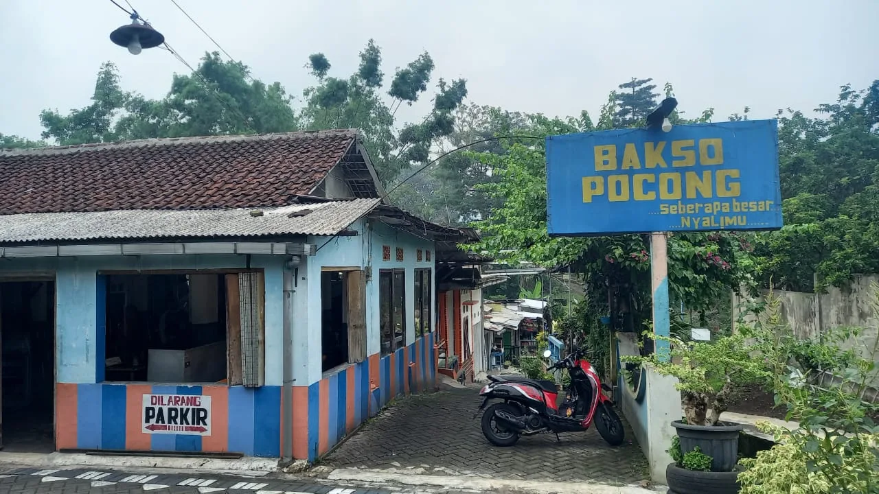 Lokasi Bakso Pocong yang ada di tengah kompleks pemakaman.