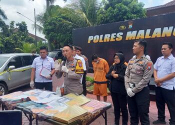 Wakapolres Malang, Kompol Imam Mustolih, saat memberikan keterangan pada media terkait penangkapan warga Bululawang atas kasus penyaluran PMI ilegal.