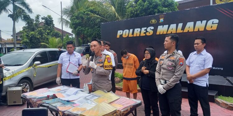 Wakapolres Malang, Kompol Imam Mustolih, saat memberikan keterangan pada media terkait penangkapan warga Bululawang atas kasus penyaluran PMI ilegal.