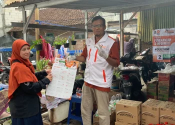Penyerahan sembako kepada salah seorang warga dari Caleg DPRD Kota Malang, H Rendra Masdrajad Safaat.