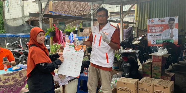 Penyerahan sembako kepada salah seorang warga dari Caleg DPRD Kota Malang, H Rendra Masdrajad Safaat.