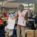 Penyerahan sembako kepada salah seorang warga dari Caleg DPRD Kota Malang, H Rendra Masdrajad Safaat.