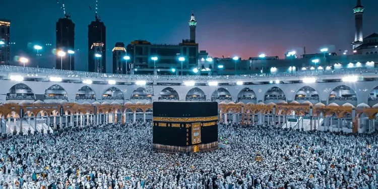 Suasana ibadah haji dan umrah sebagai ilustrasi tips hindari agen umrah nakal.