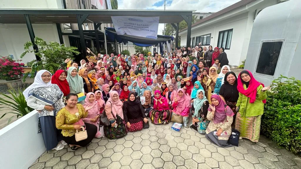 Para peserta Graduation Wardah Inspiring Teacher 2023 saat berfoto bersama.