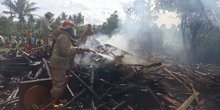 Kondisi rumah terbakar milik Dasuki di Kabupaten Malang.