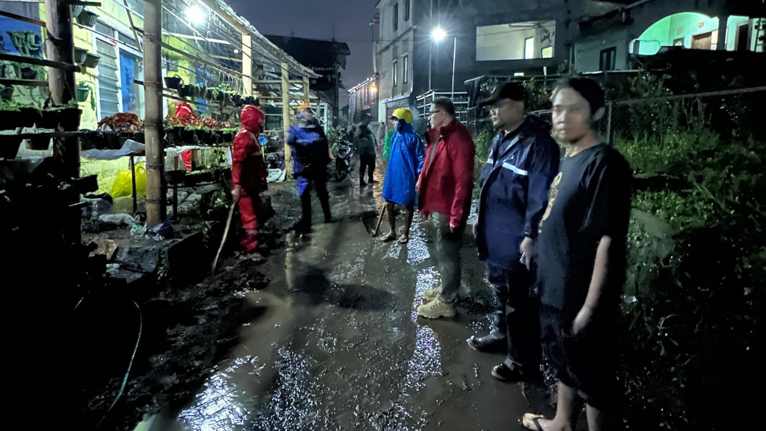 Pj Wali Kota Batu, Aries Agung Paewai, saat meninjau proses pembersihan material banjir yang merendam salah satu rumah warga di Desa Sidomulyo, Kota Batu.